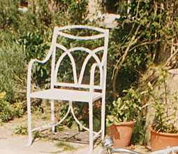 Horse-Shoe Single Chair